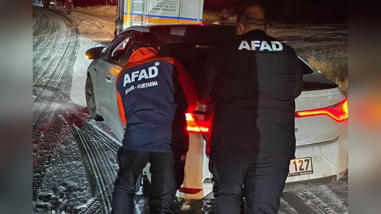 AFAD, Buzlu Yolda Mahsur Kalan Sürücülere Yardım Eli Uzattı