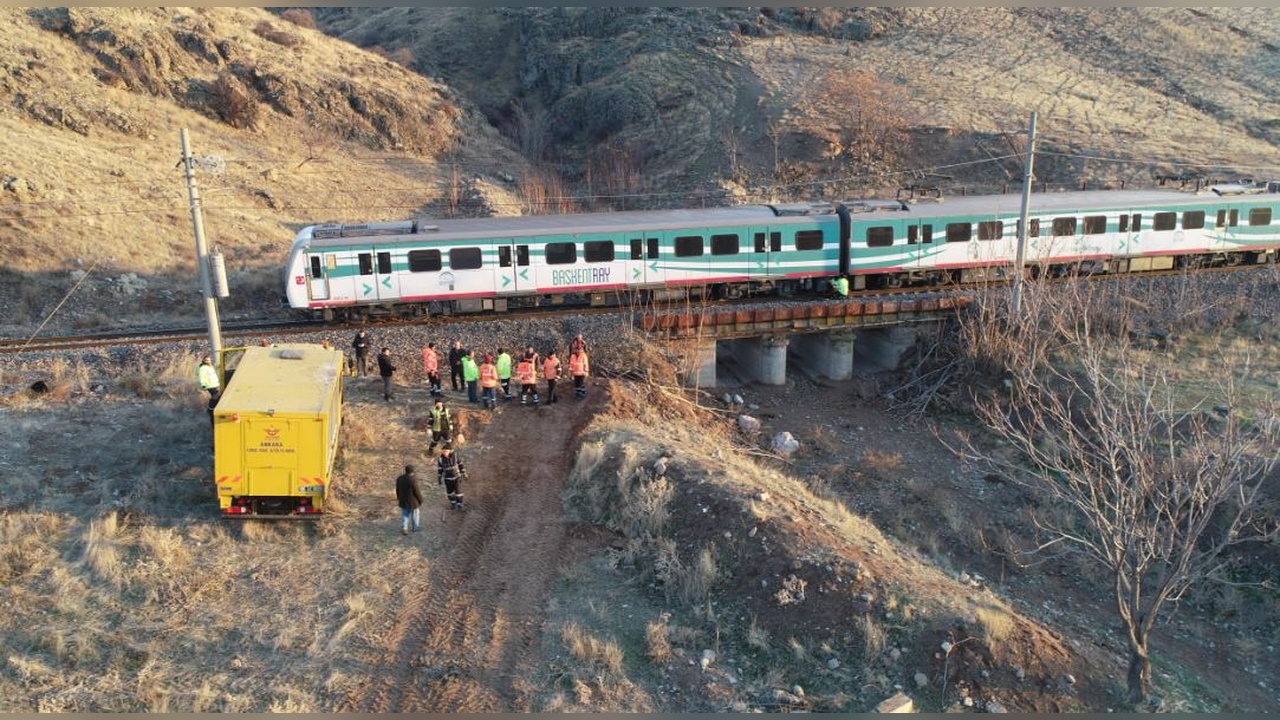 Ankara'da Yolcu Treni Kaya ile Çarpıştı: Bir Yaralı