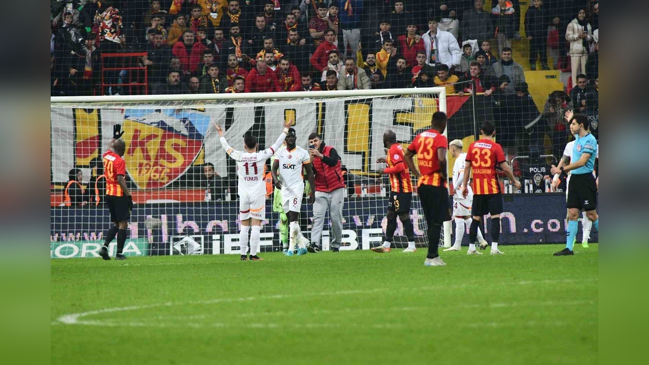 Taraftarlar Kayserispor - Galatasaray Maçında Sahayı Bastı