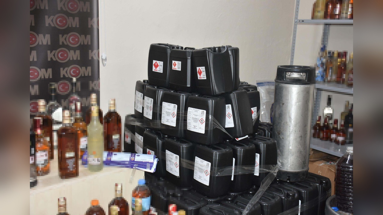 İzmir'de Yılbaşı Öncesi Sahte Etil Alkol Operasyonu: 36 Bin Litre Ele Geçirildi