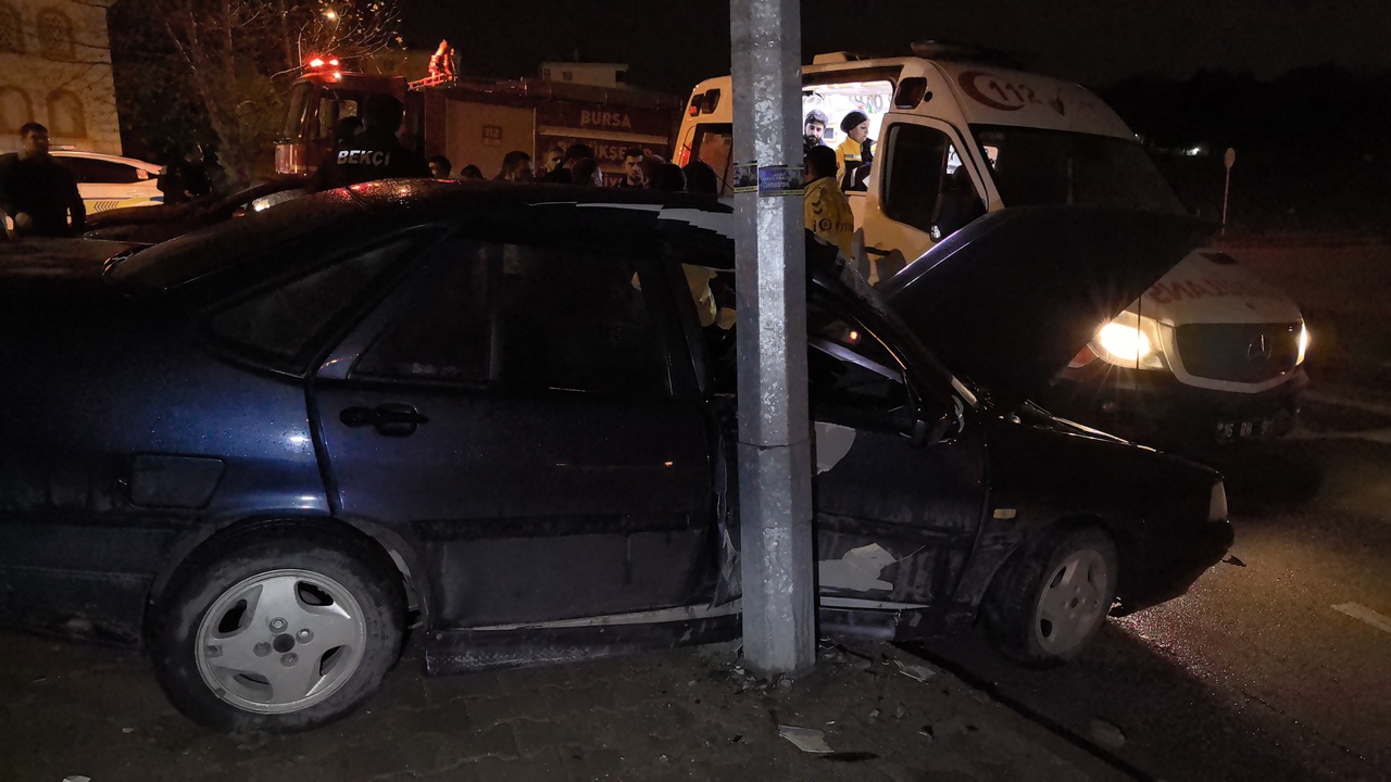 Bursa'da Trafik Kazası: İki Araç Çarpıştı, Bir Kişi Yaralandı