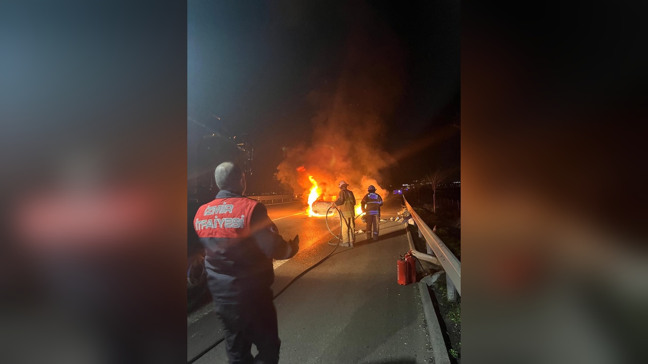 Yeni Yılın İlk Dakikalarında İzmir'de Araç Yangını