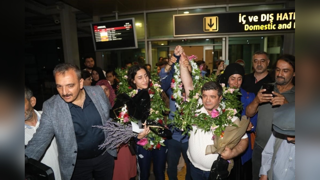 Fenerbahçe'ye Yeni İsimler: Cemil Döndü ve Gizem Özer Takıma Katıldı
