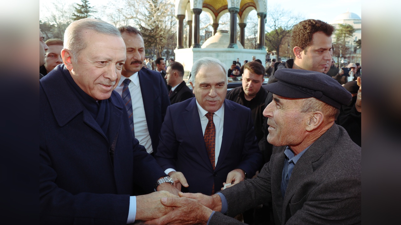 Erdoğan, Sultanahmet'te Regaip Kandili'ni Kutladı