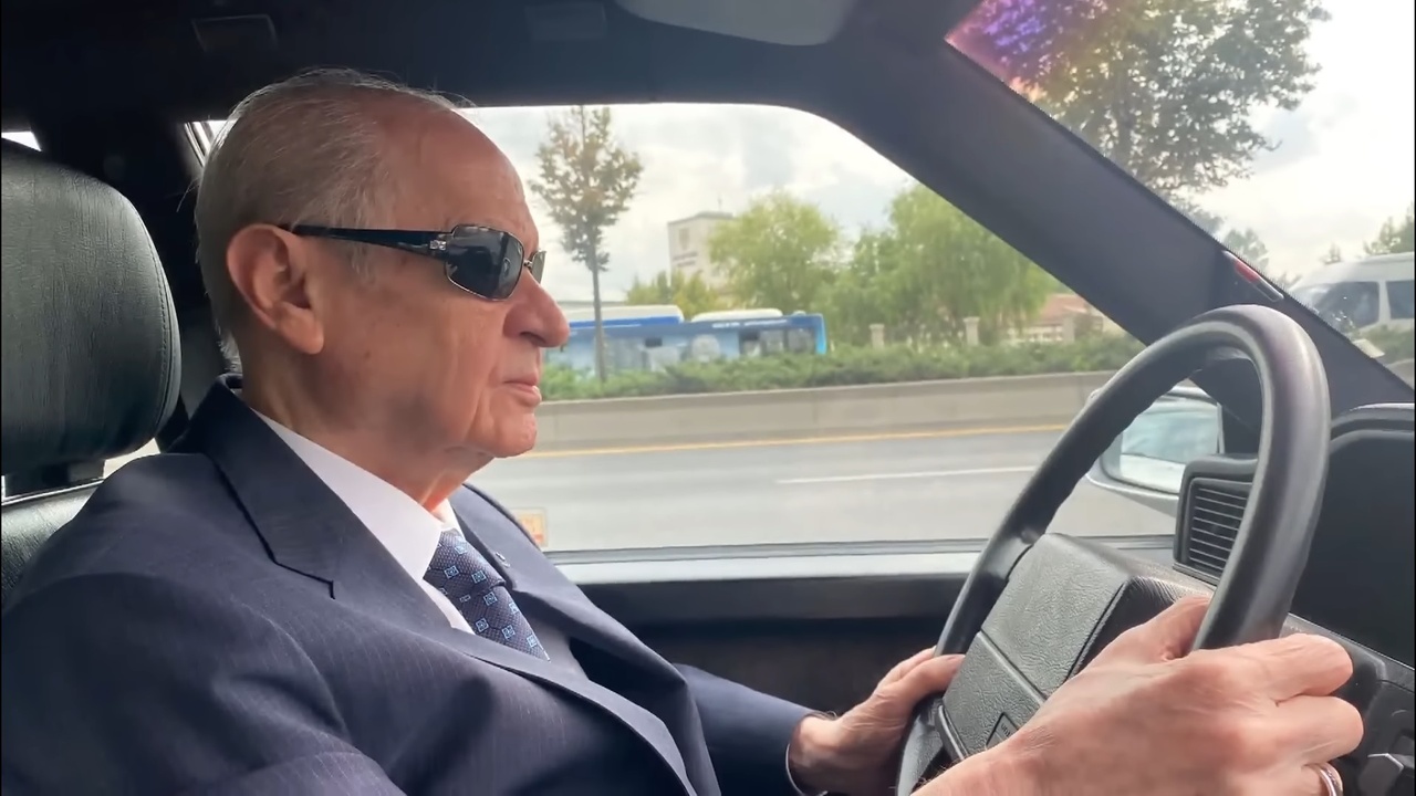 Bahçeli Klasik Otomobiliyle Ferdi Tayfur'u Anarak Duygusal Bir An Yaşadı