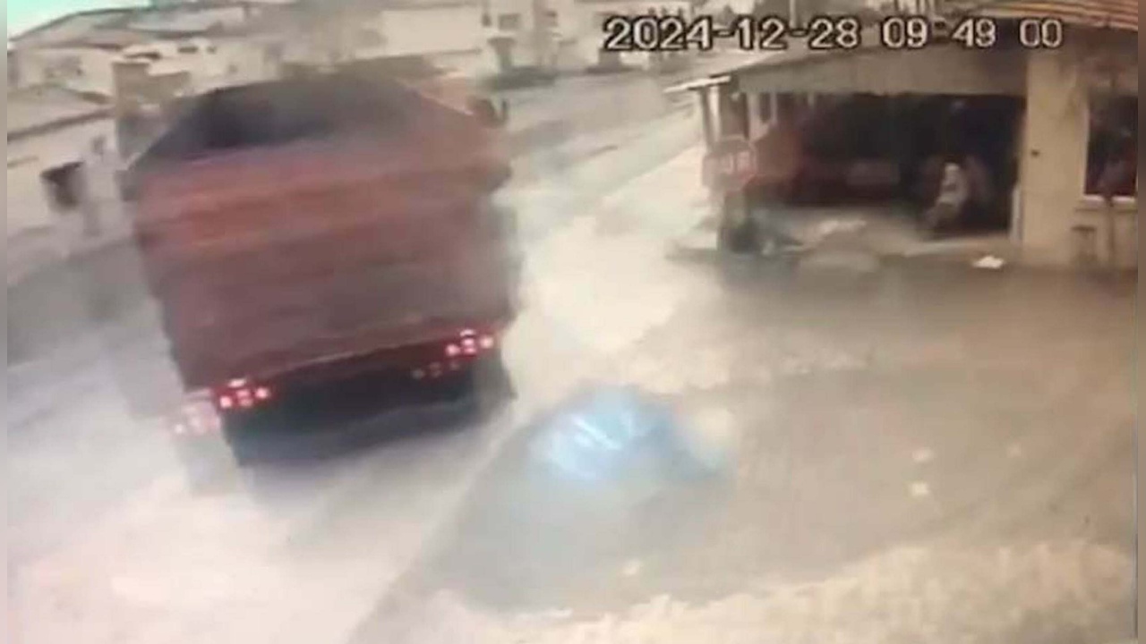 İzmir'de Kayan TIR Kahvehaneye Yakın Geçti