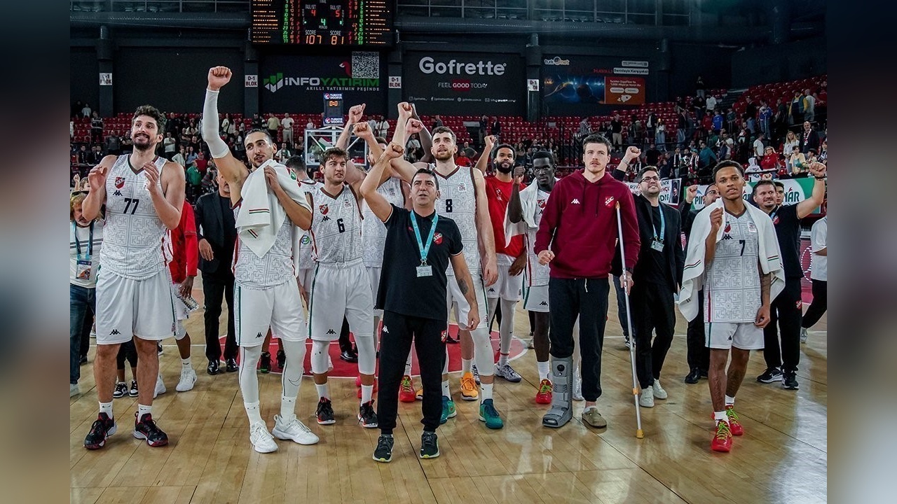 Karşıyaka, Fenerbahçe'yi Ağırlıyor