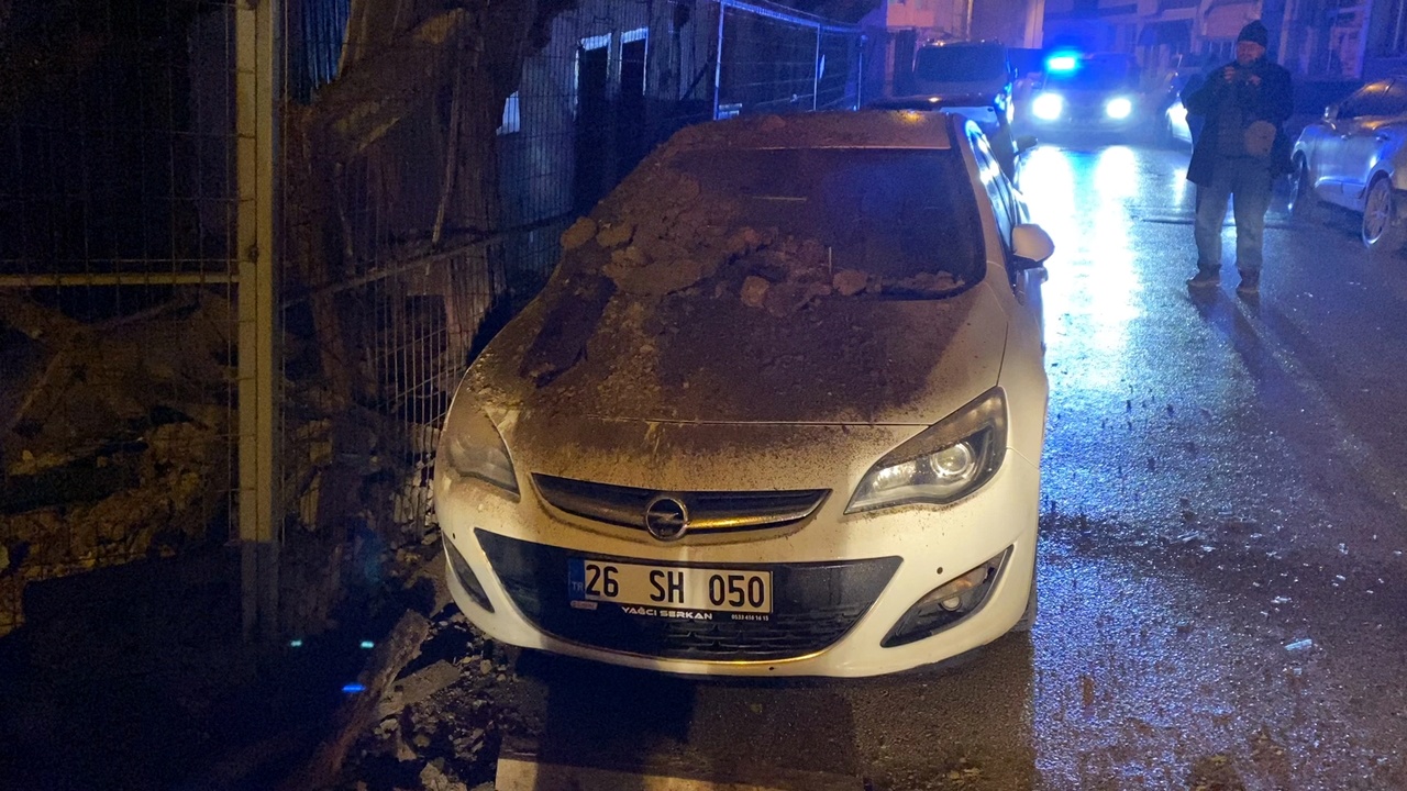 Bursa'da Metruk Bina Çöktü, Araç Zarar Gördü