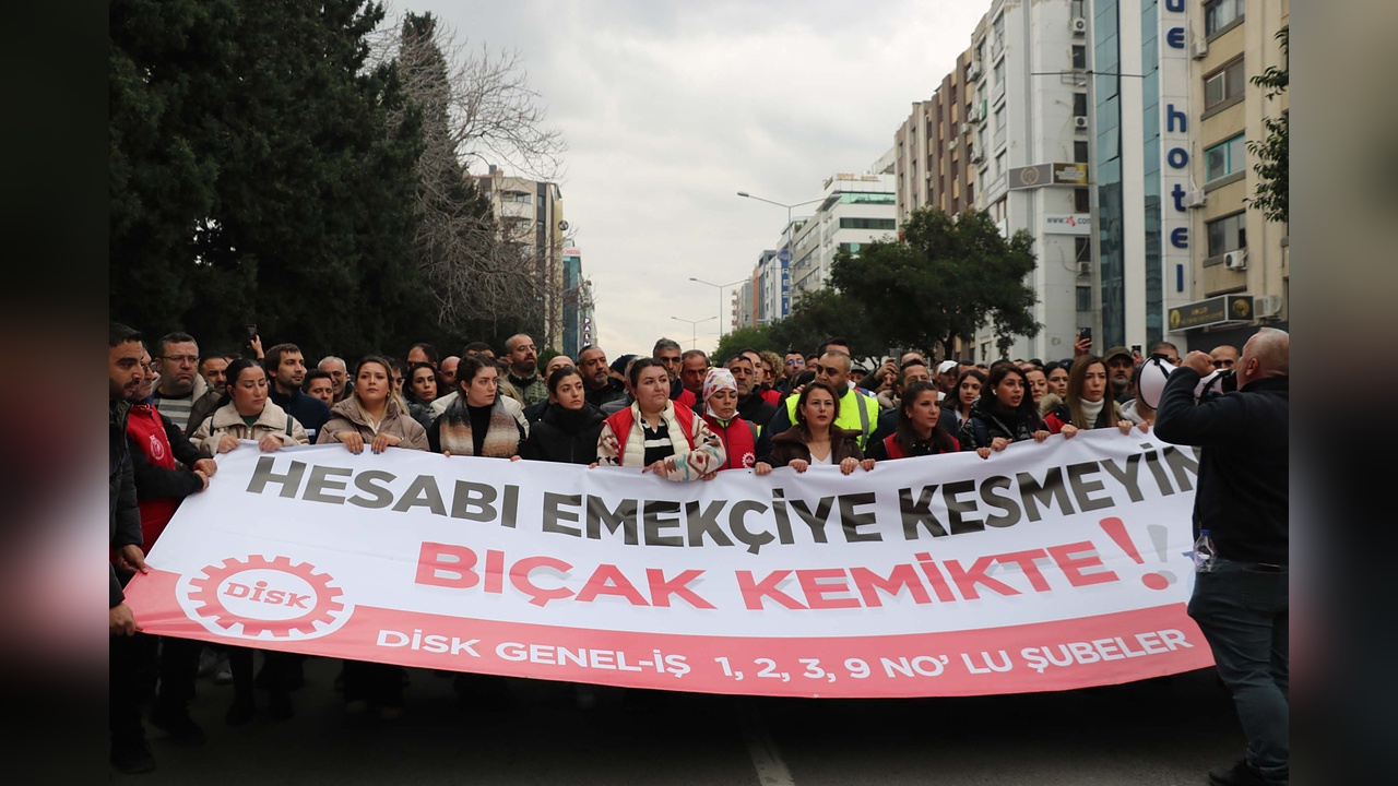 İzmir'de İşçiler Maaş Kesintilerine Karşı Eylem Düzenledi