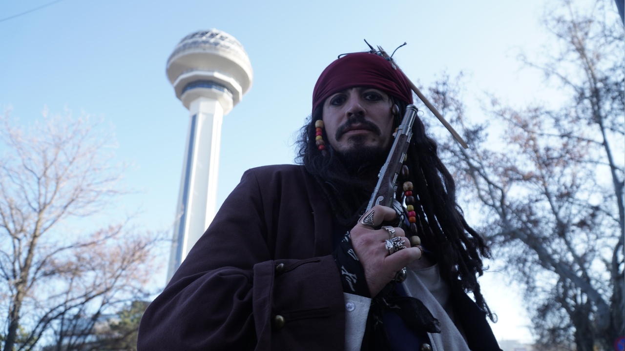 Ankara'da 'Jack Sparrow' Kostümü ile Dikkat Çeken Gezi