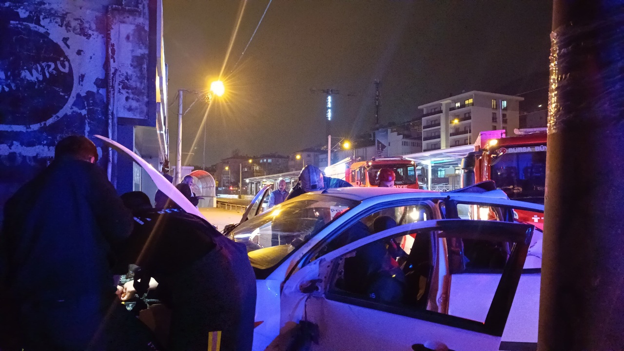 Bursa'da Trafik Kazası: Elektrik Direğine Çarpan Otomobilde Can Kaybı ve Yaralılar Var