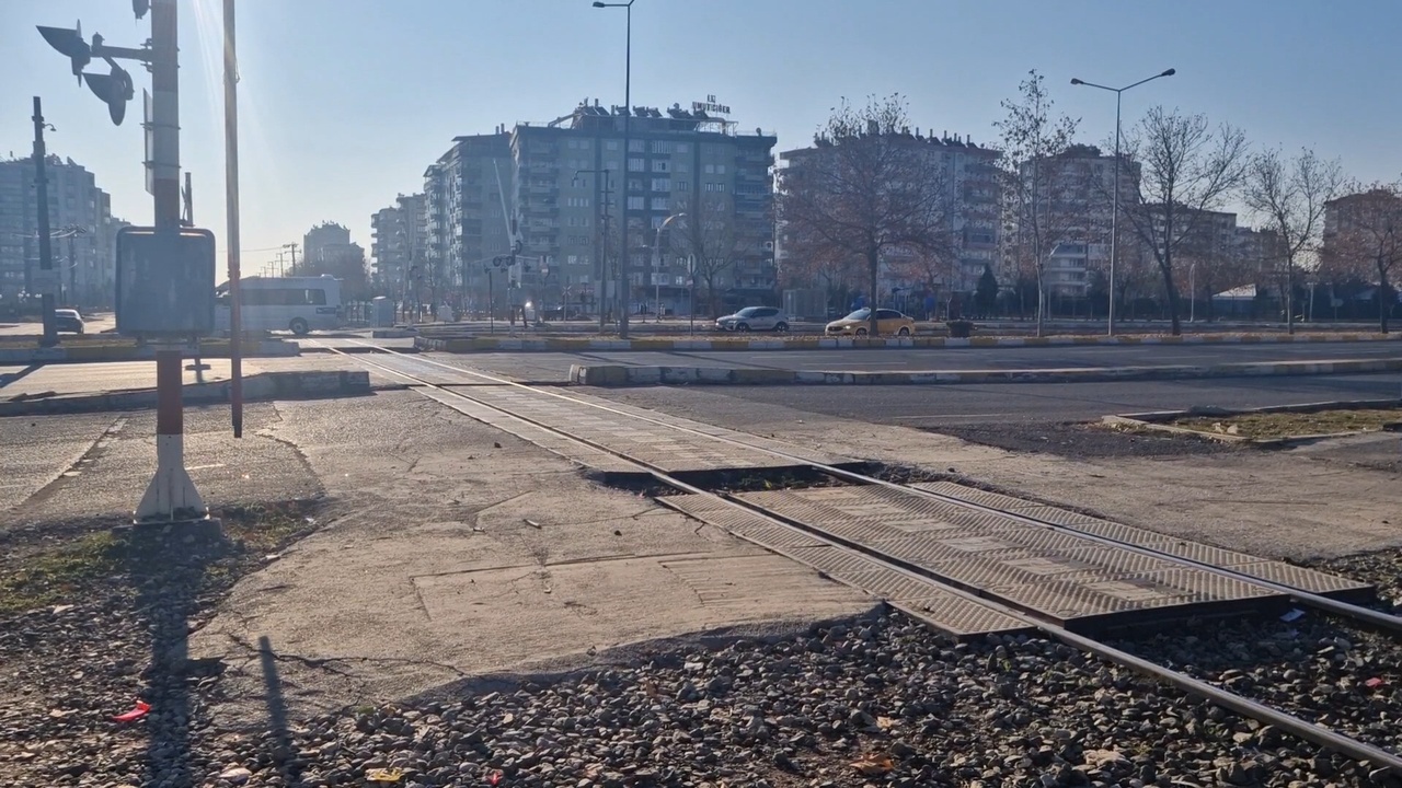 Yük Treni Otomobile Çarptı: Bir Kişi Hayatını Kaybetti