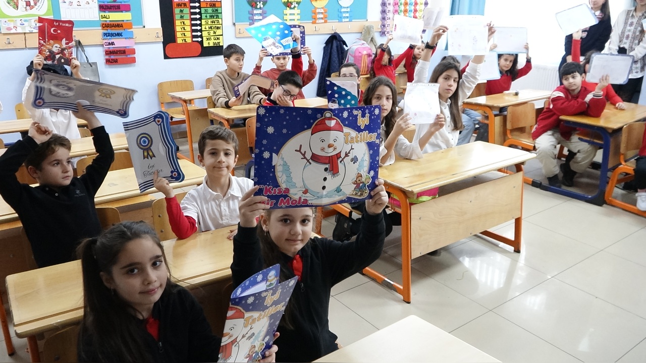 İkiz Öğrenciler Karnelerini Aldı