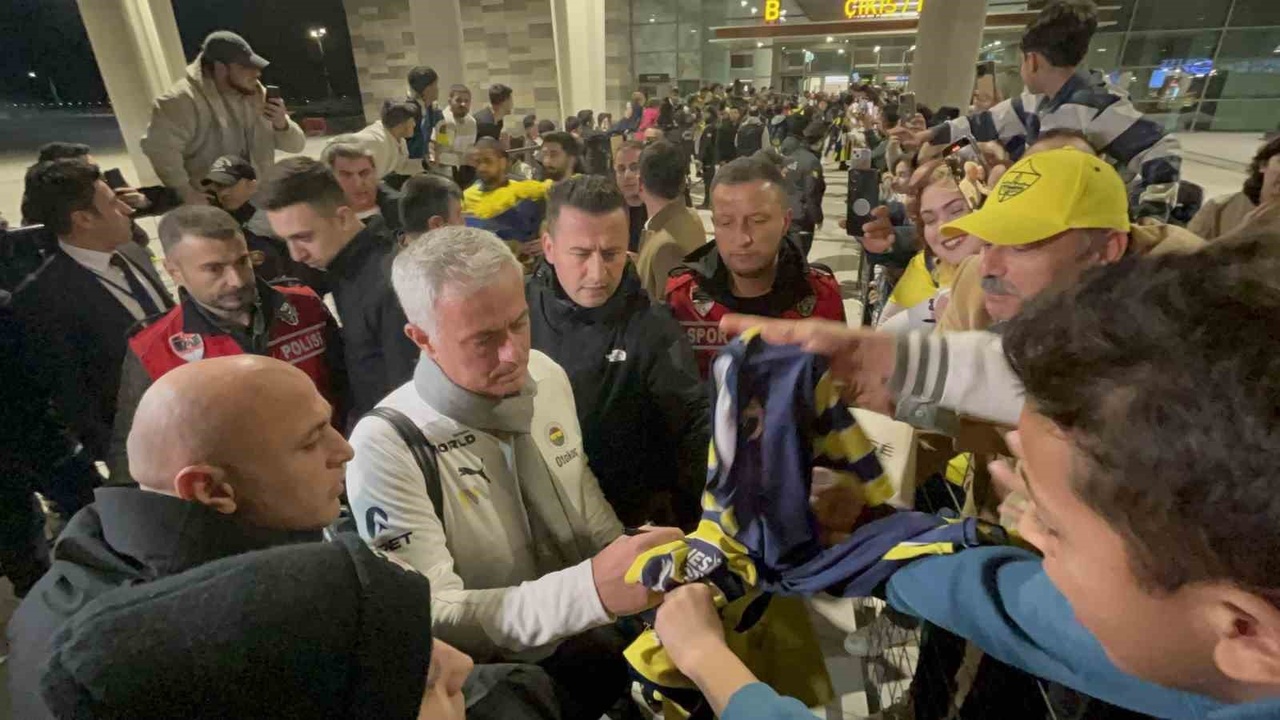 Fenerbahçe Takımı Adana'ya Ulaştı