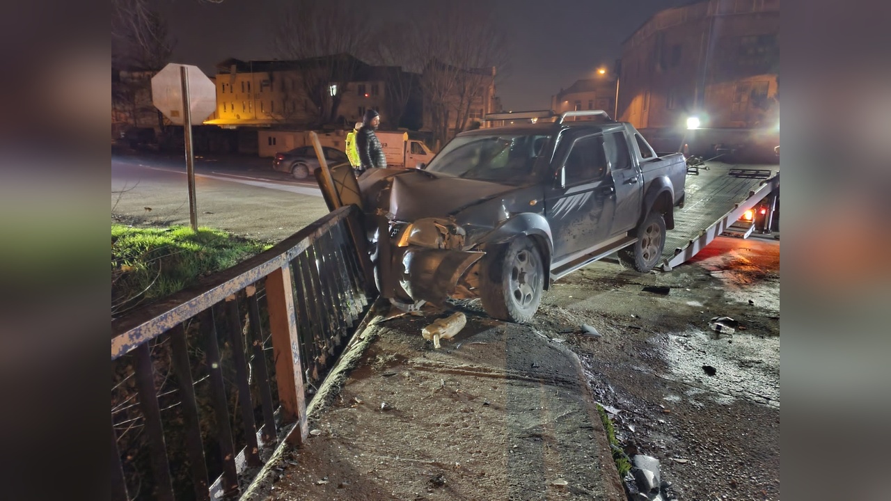Bursa'da Trafik Kazası: Hafif Ticari Araç ve Kamyonet Çarpıştı, 3 Yaralı