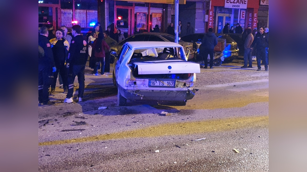 Bursa'da Trafik Kazası: Dört Kişi Yaralandı