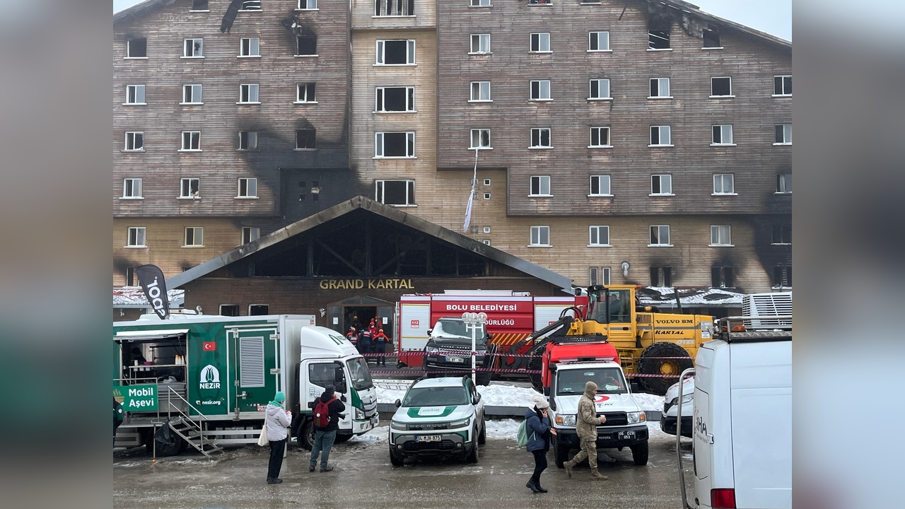 Kartalkaya'daki Otel Faciasında AFAD Arama Kurtarma Çalışmalarına Devam Ediyor