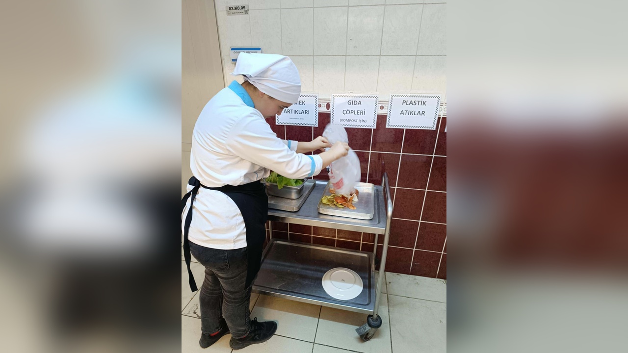 İzmir'de Geri Dönüşüm Hareketi Mutfakta Başladı
