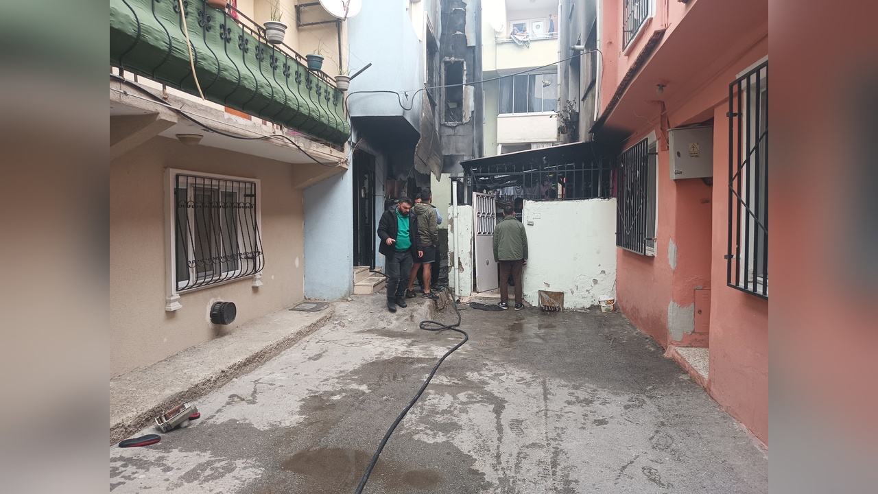 Bursa'da Dört Katlı Binada Yangın Çıktı