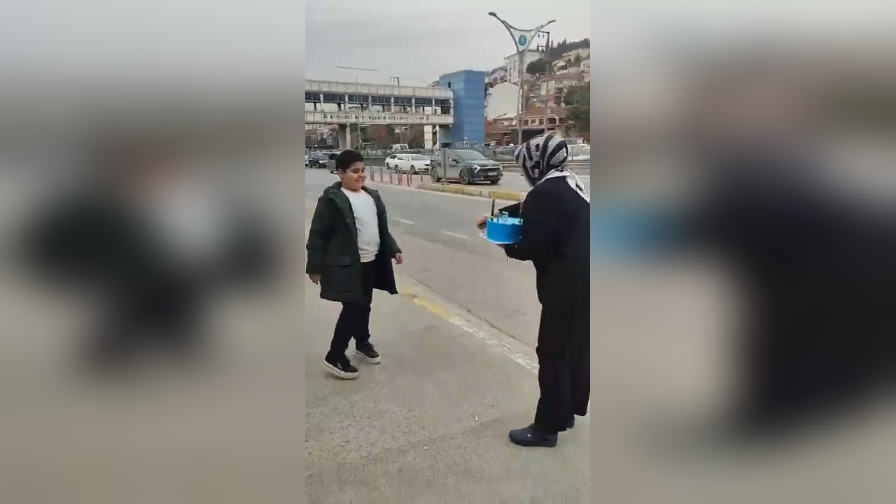 Eşinden ve Çocuklarından Sürpriz Kutlama: Otobüs Şoförü Duygusal Anlar Yaşadı