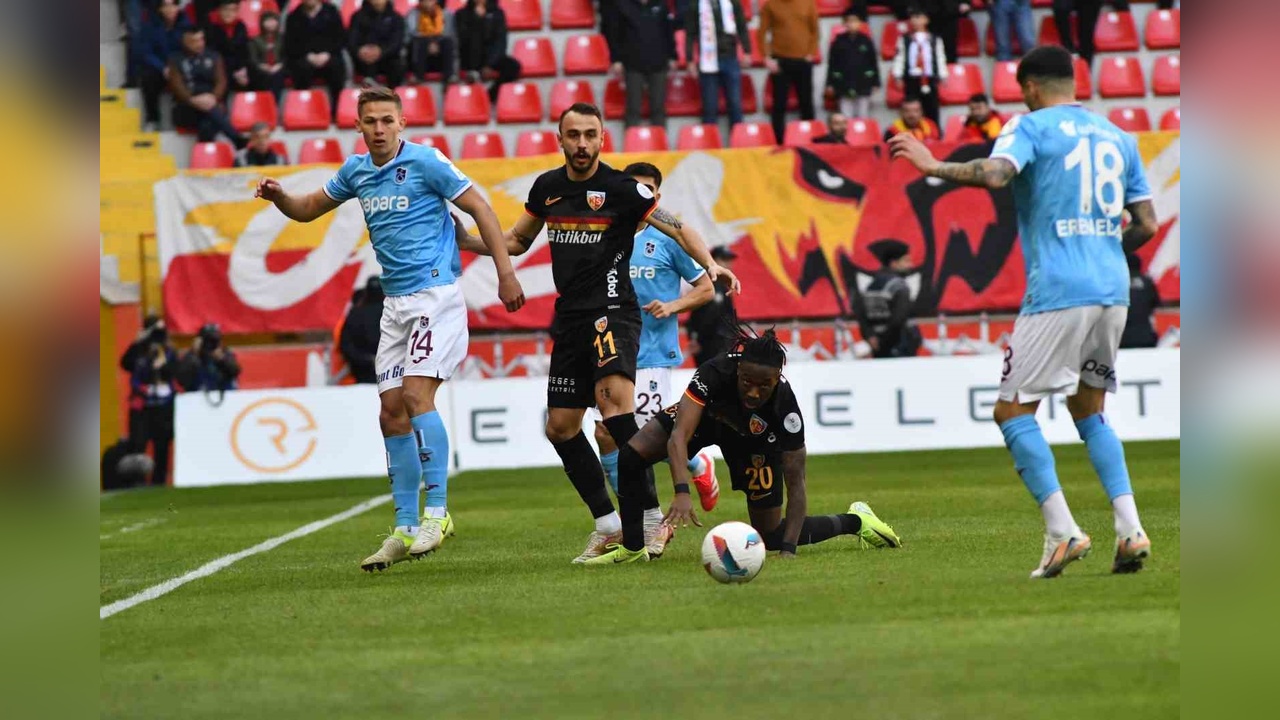 Kayserispor ve Trabzonspor Arasındaki Mücadele Beraberlikle Devam Ediyor