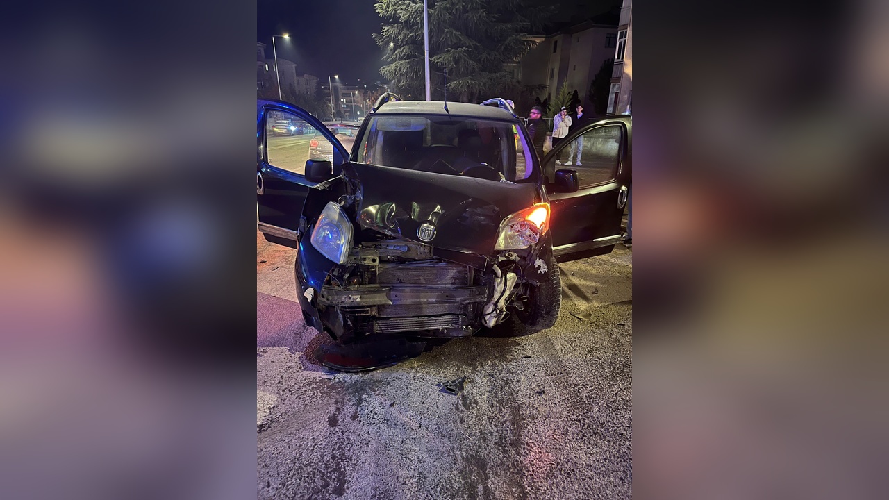 Bursa'da Trafik Kazası: Dört Kişi Yaralandı