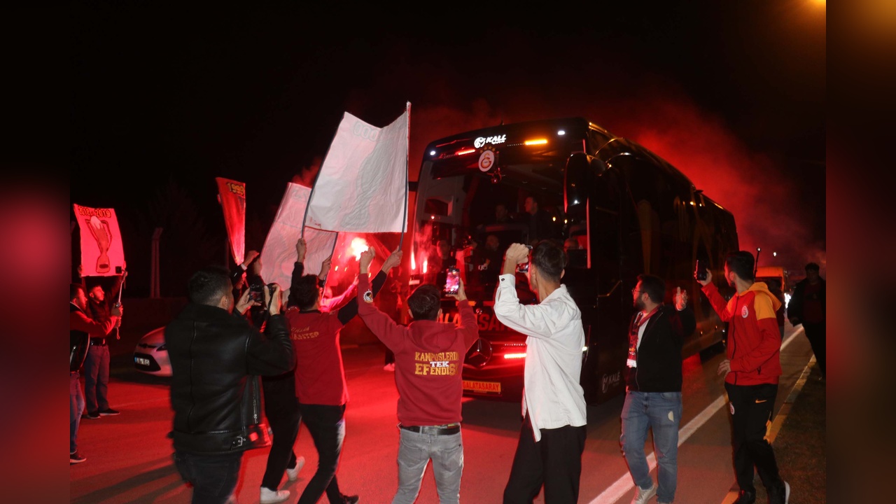 Galatasaray, Gaziantep'te Taraftarlarıyla Buluştu