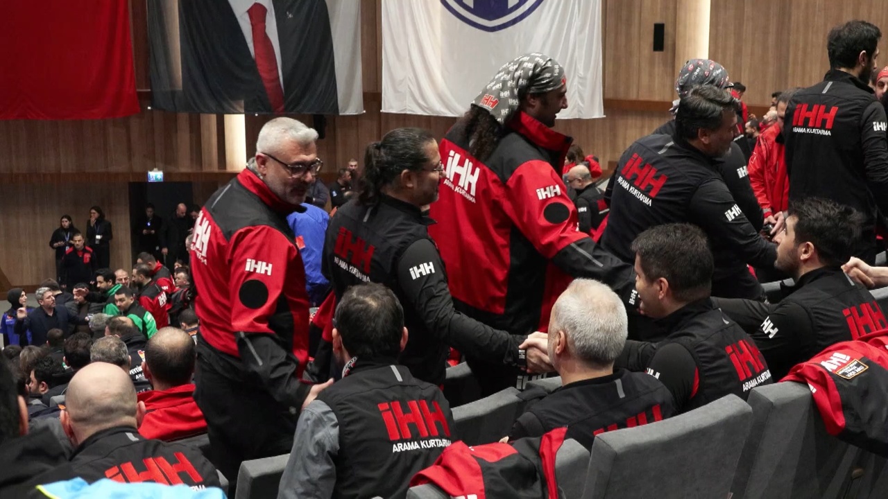 Vali Gül, AFAD Gönüllülerine Arma Takdim Etti