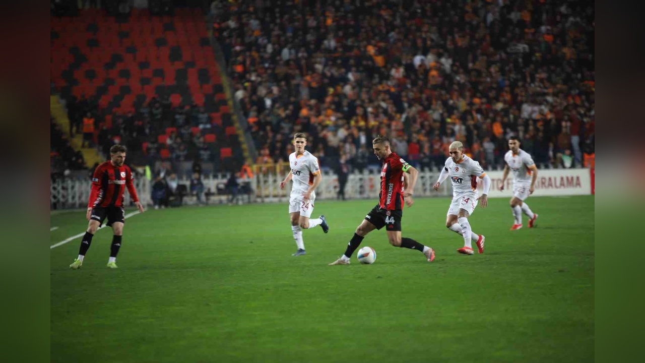 Galatasaray, Gaziantep FK Karşısında İlk Yarıda Üstünlük Sağladı