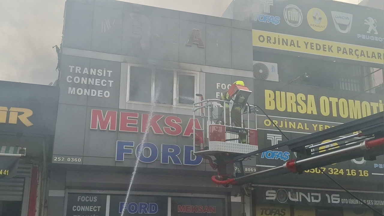 Bursa'da Oto Aksesuar Dükkanında Yangın Çıktı