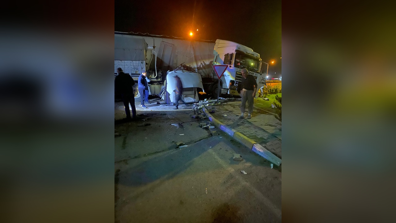 Bursa'da TIR Kazası: İki Sürücü Yaralı