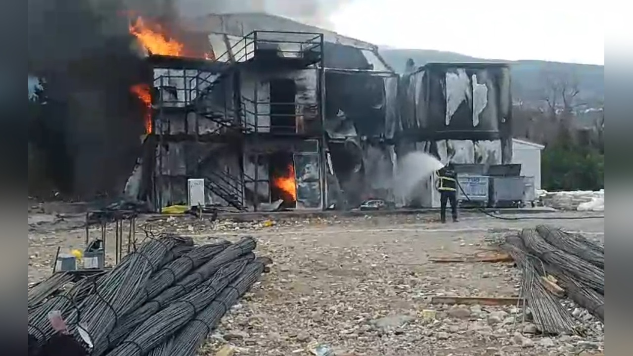 Hatay'daki Konteyner Yangını İşçileri Etkiledi