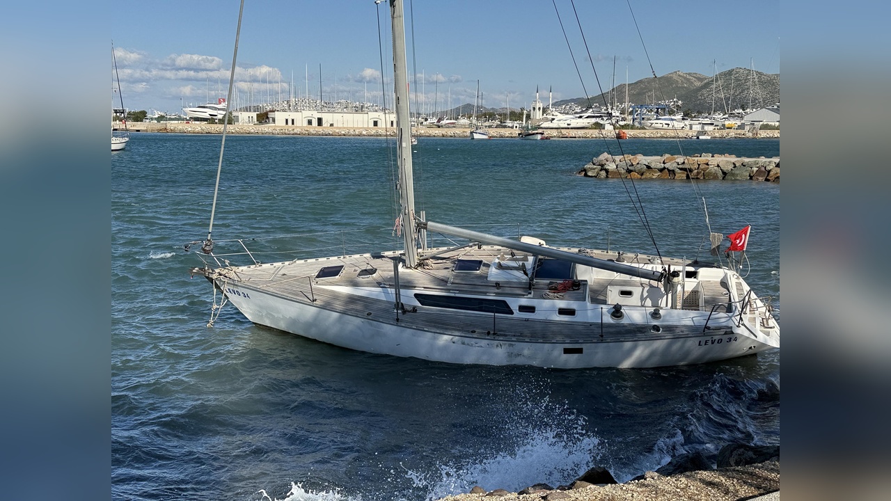 Bodrum'da Fırtına Etkili Oldu: Yelkenli Tekne Karaya Oturdu ve Feribot Seferleri İptal Edildi