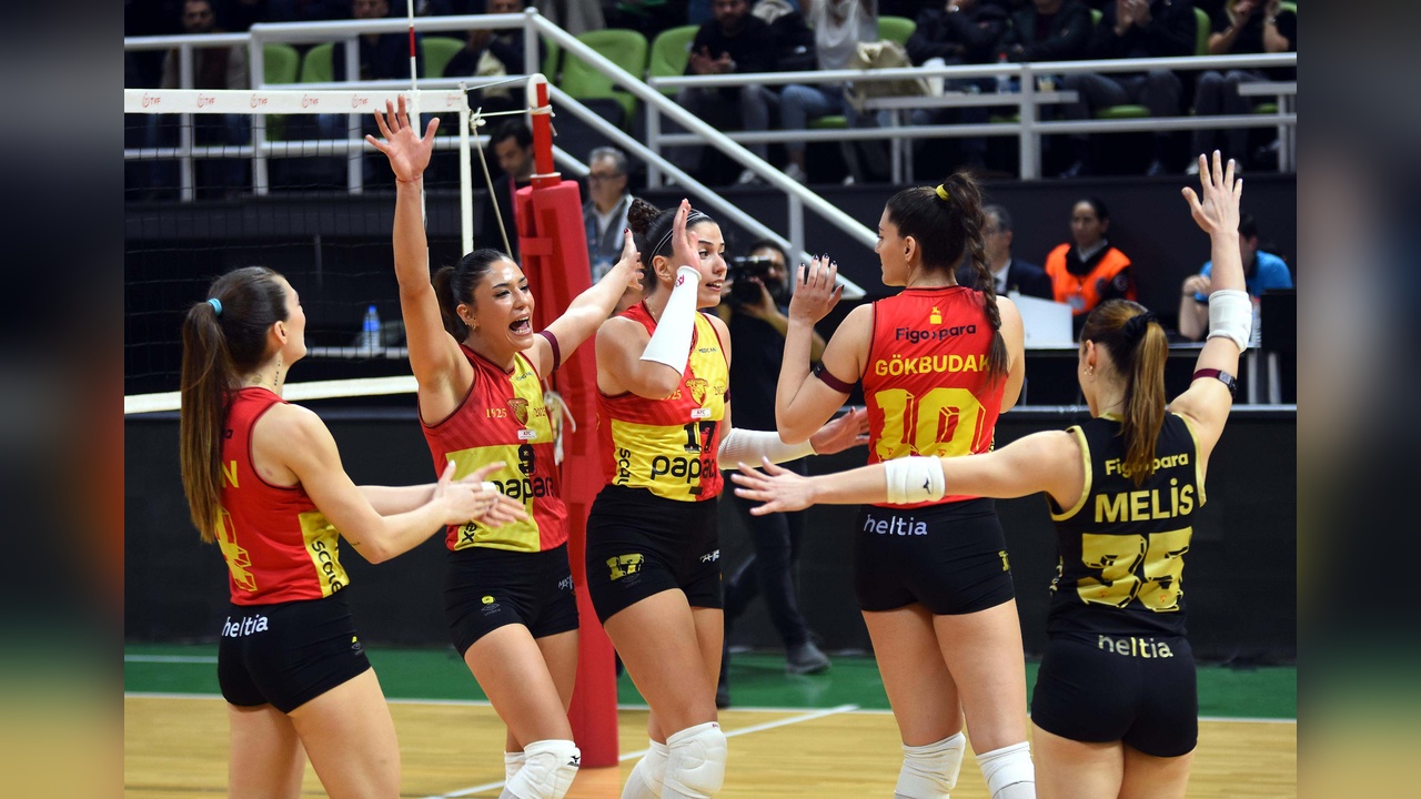 Göztepe ve Karşıyaka Voleybol Takımları Evinde Kazandı