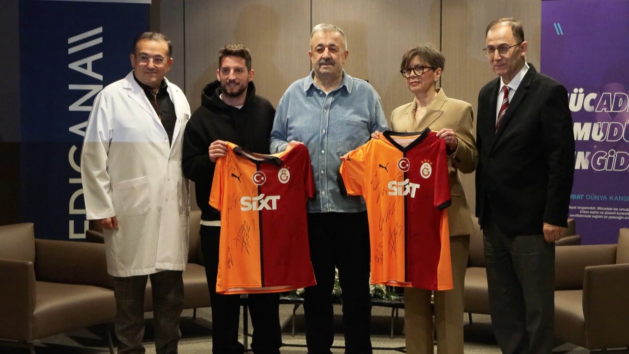 Galatasaraylı Futbolcular, Kanser Günü İçin Farkındalık Yaratıyor