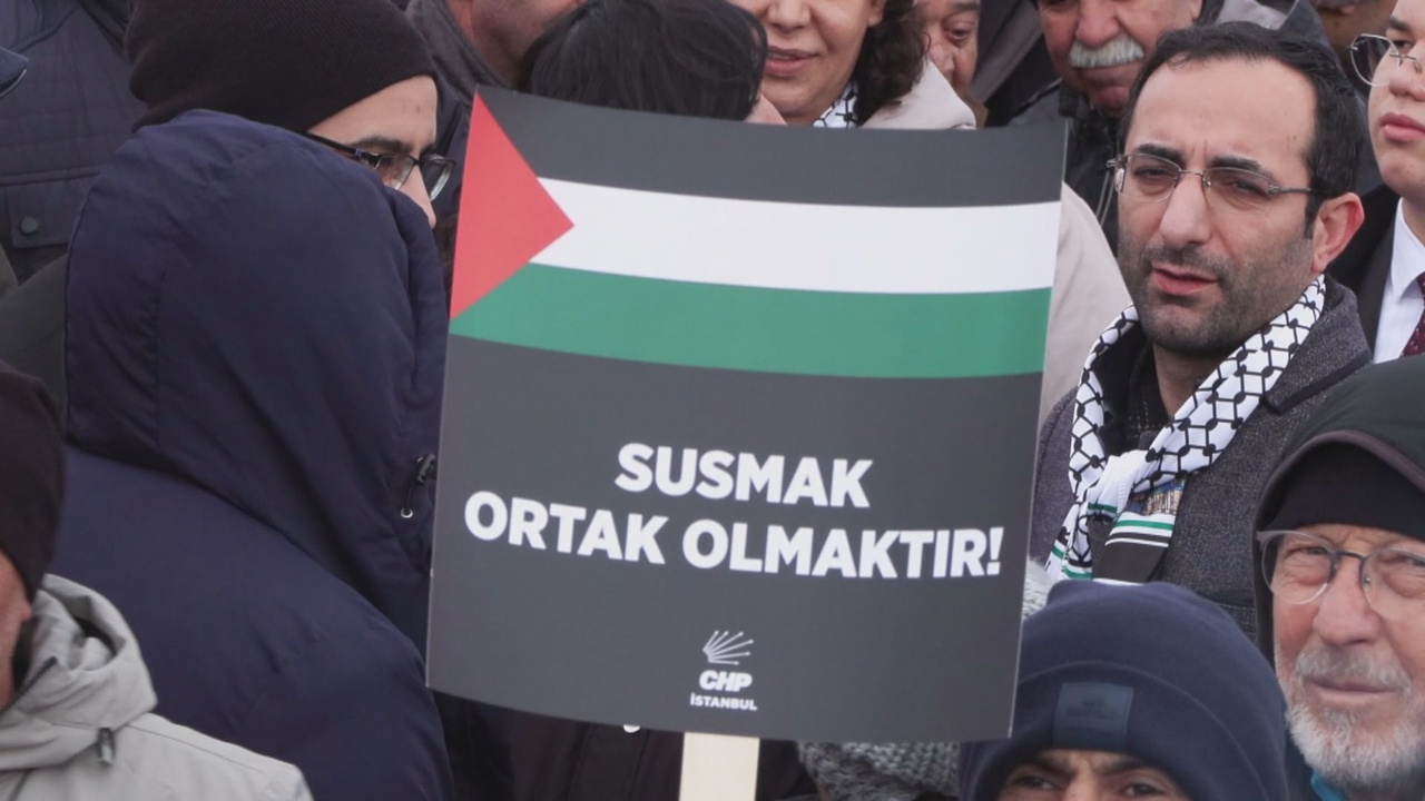 CHP Üyeleri Galata Köprüsü'nde Filistin İçin Bir Araya Geldi