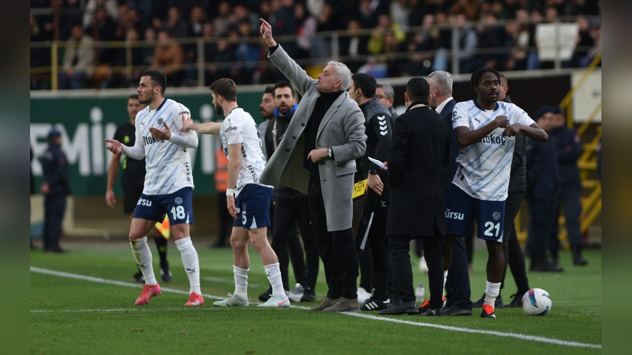 Fenerbahçe, Alanyaspor'u 2-0 Mağlup Etti