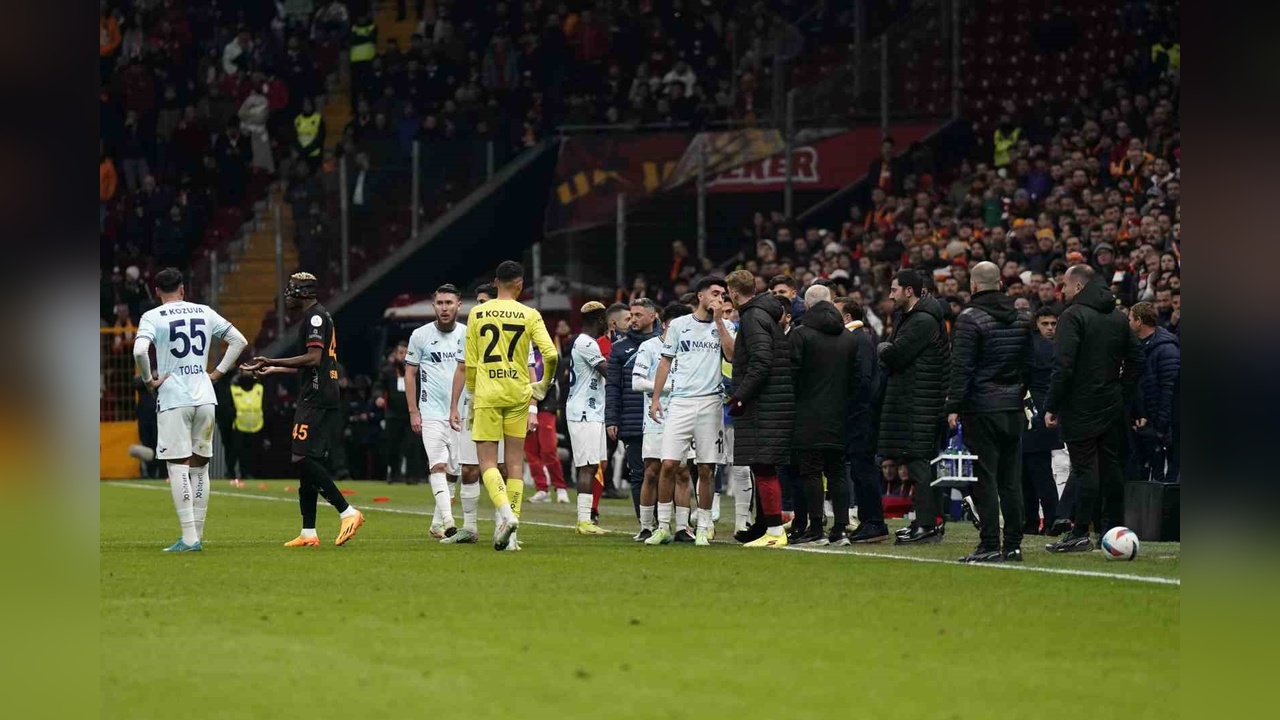 Galatasaray ve Adana Demirspor Maçında Şok Gelişme: Tatil Edildi