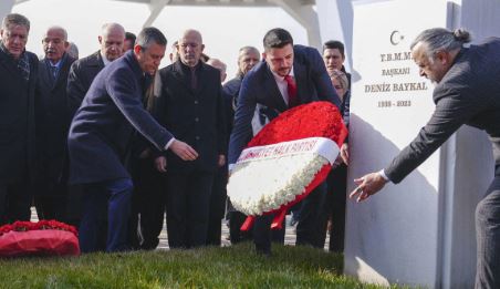 Deniz Baykal'ı anma törenine o kişi katılmadı