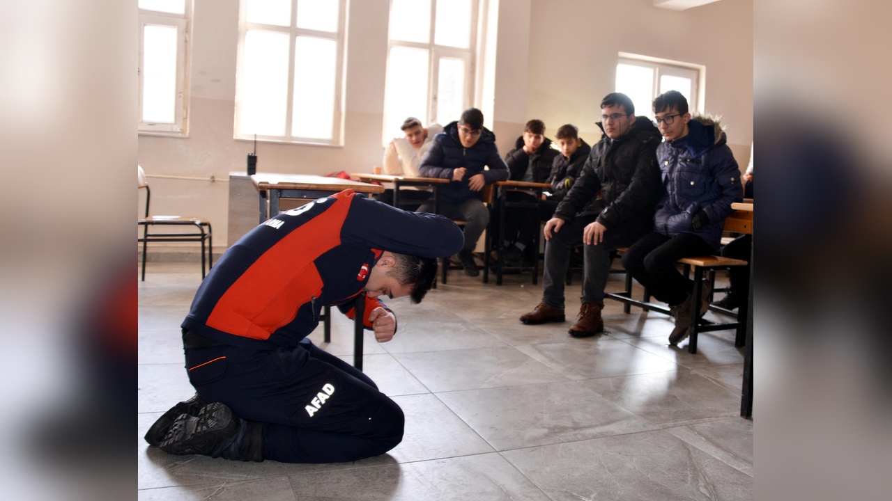 AFAD, Öğrencilere Deprem Eğitimi Verdi, Öğretmenler Yangın Eğitimi Aldı