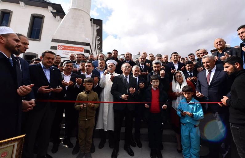 AKP'li yetkililerin cami açılışında ayakkabı skandalı!