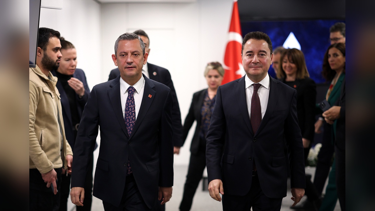 Özgür Özel, Toplantının Anlamını Fotoğrafla Açıkladı