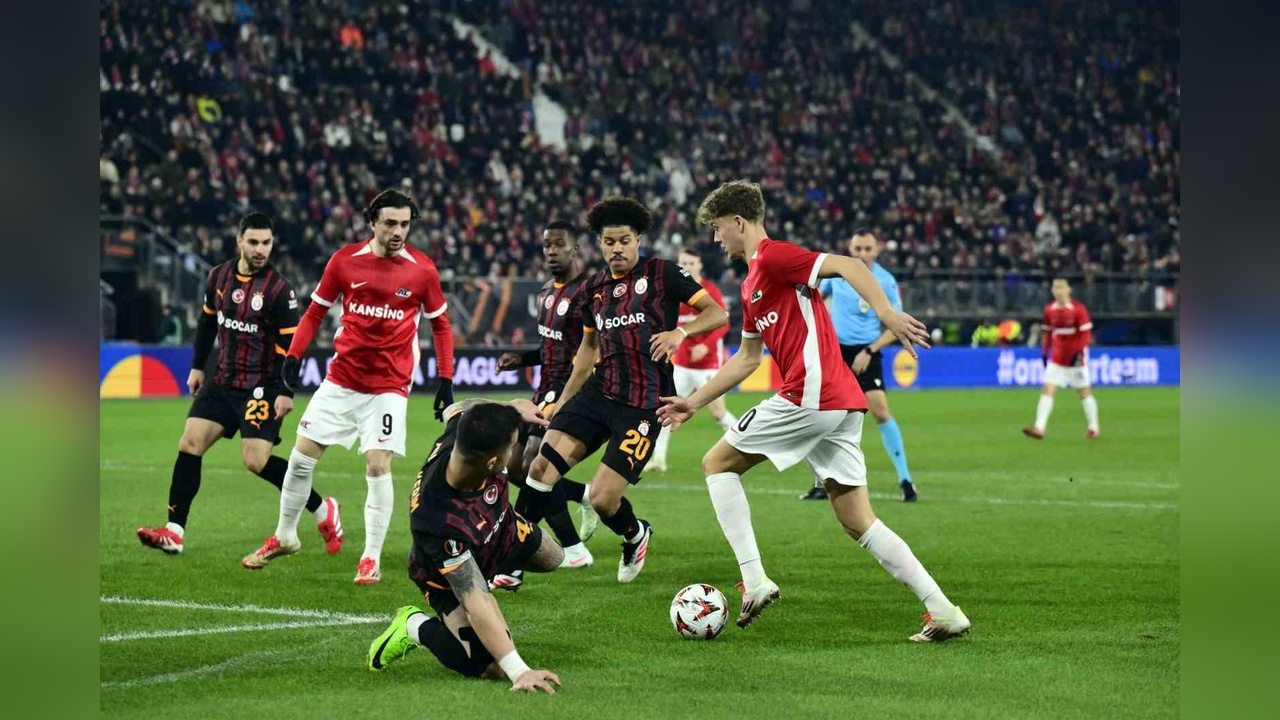 AZ Alkmaar, Galatasaray'ı İlk Yarıda Geride Bıraktı