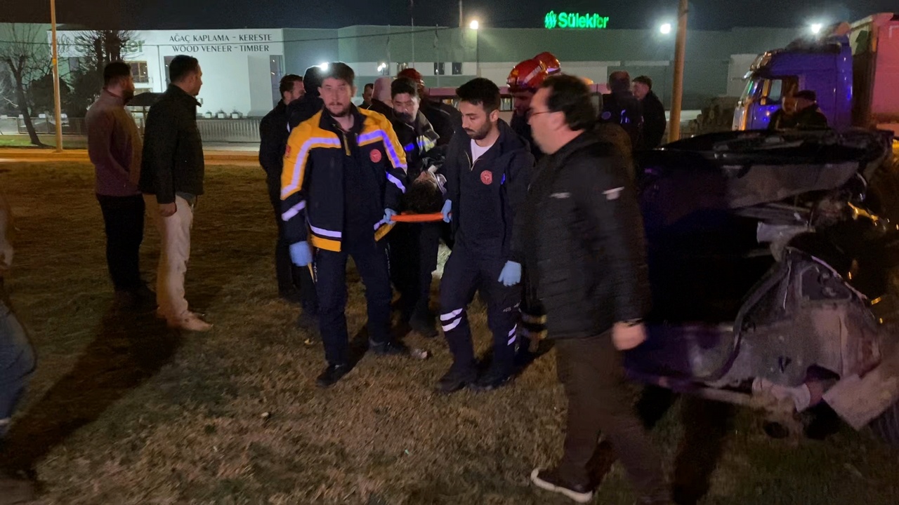 Bursa'da Trafik Kazası: İki Araç Çarpıştı, İki Kişi Yaralandı