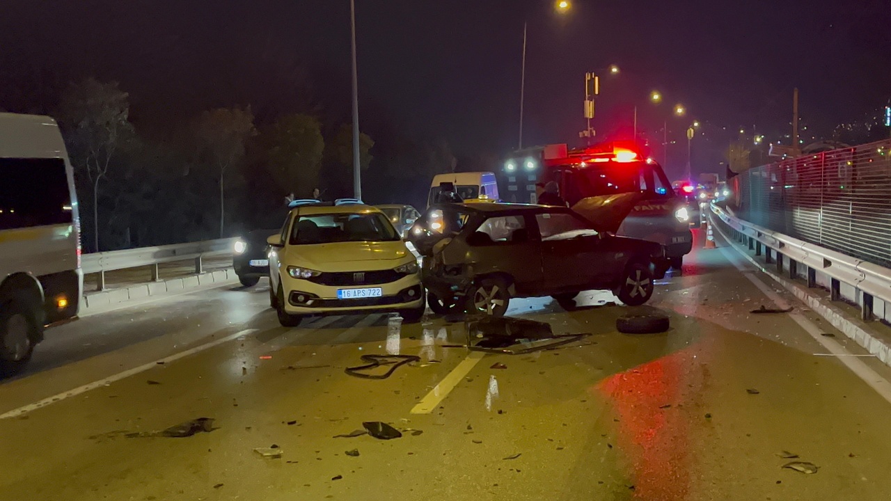 Bursa'da Trafik Kazası: Hafif Ticari Araç Üç Otomobile Çarptı