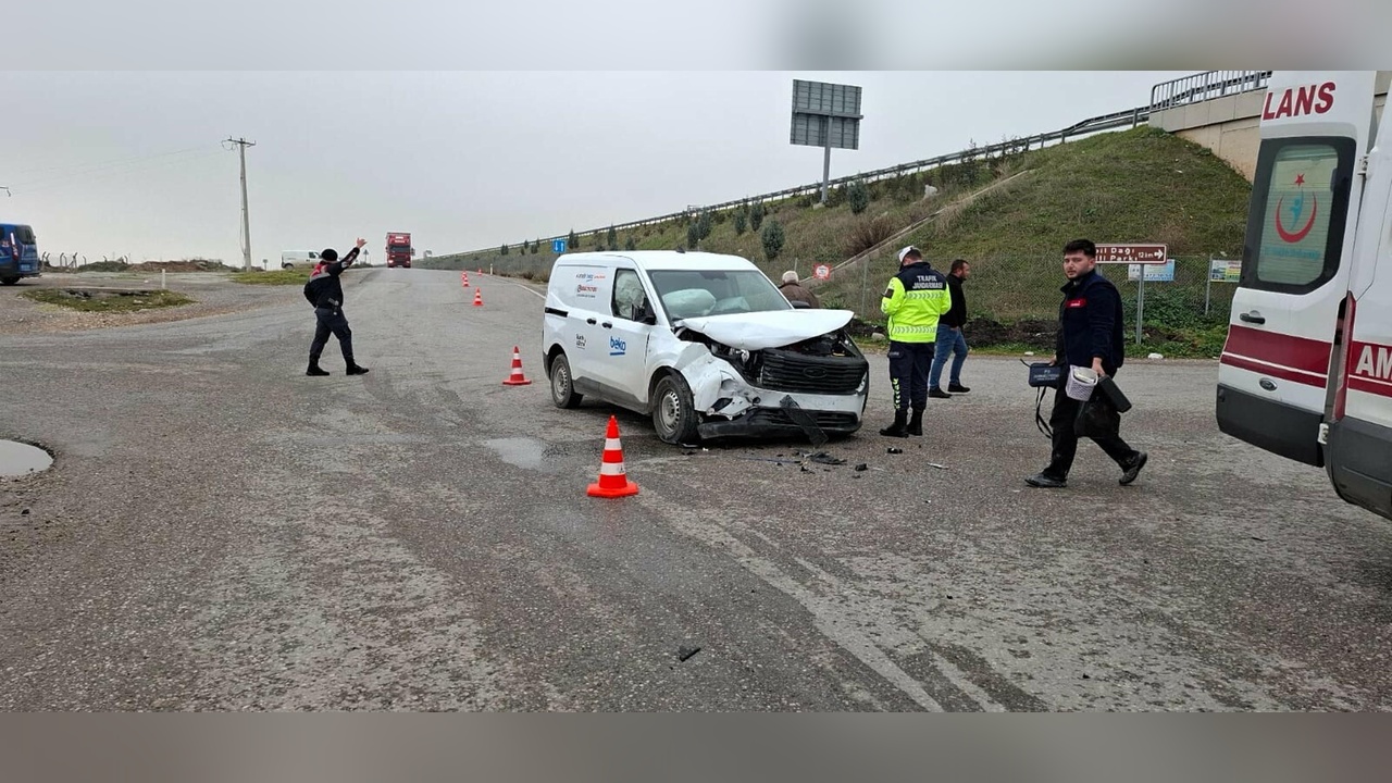 İzmir'de Minibüs ve Hafif Ticari Araç Çarpıştı, 9 Kişi Yaralandı