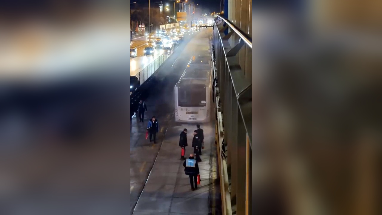 Avcılar'da Metrobüs Yangını: Yolcular Panik İçinde Tahliye Edildi
