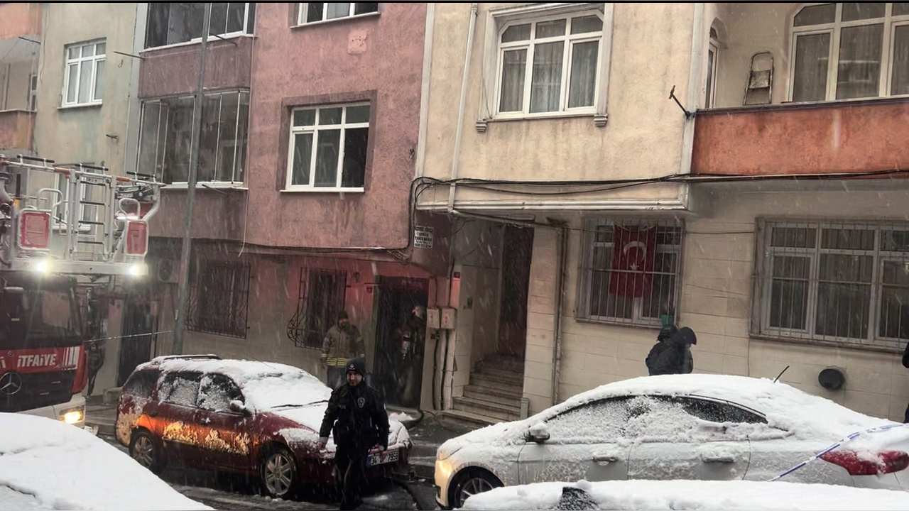 Gaziosmanpaşa'da 5 Katlı Binada Yangın Kontrol Altına Alındı