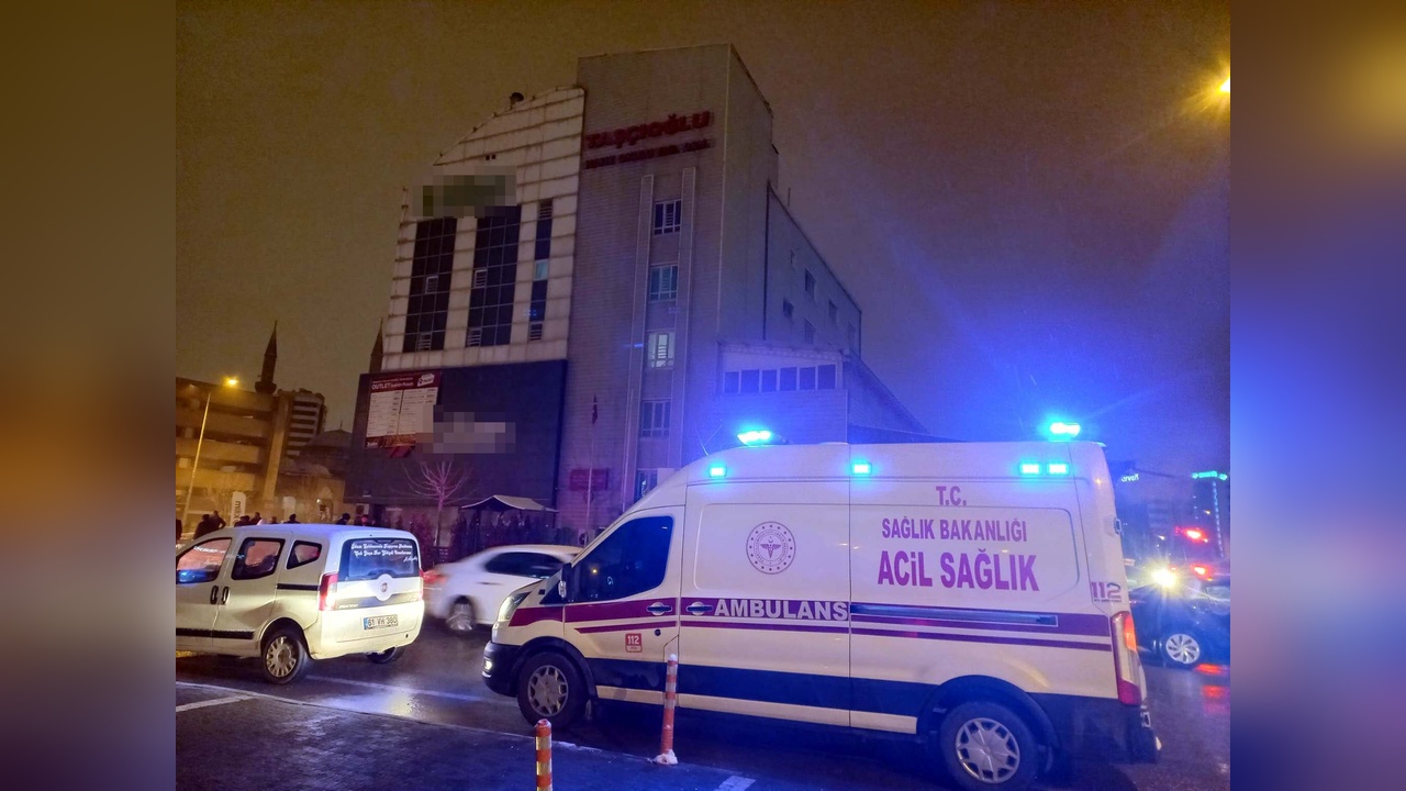Mobilya Mağazası Deposunda Yangın: 5 Öğrenci Dumandan Etkilendi