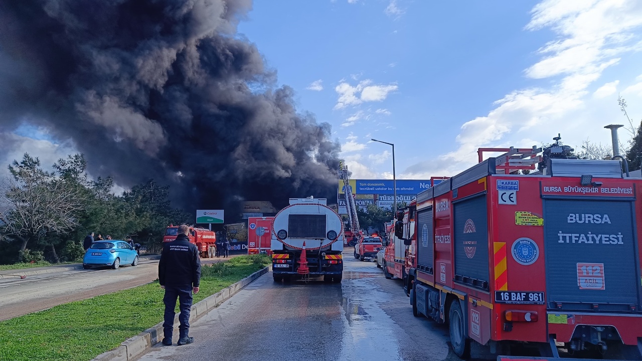 Bursa'daki Otomotiv Yağ Bayisinde Yangın Çıktı